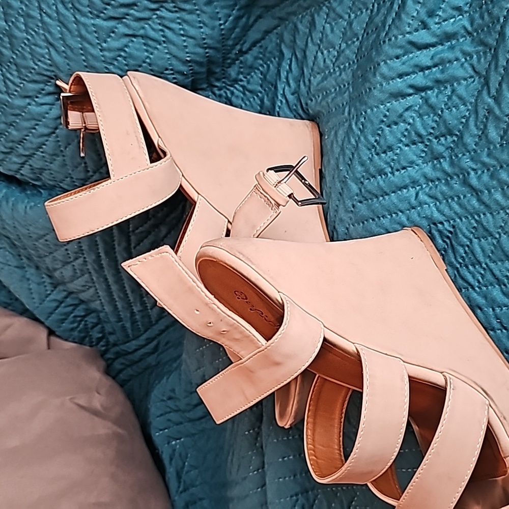 Tan wedges - Picture 2 of 6